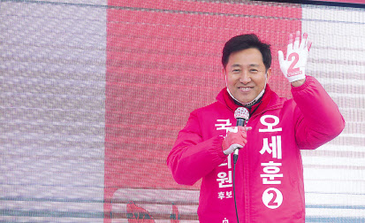 제21대 국회의원 총선거 광진을 지역구에 출마하는 오세훈 미래통합당 후보가 3일 오전 서울 광진구 강변역 앞에서 출근하는 시민들에게 지지를 호소하고 있다. 이상섭 기자