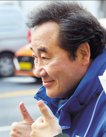 더불어민주당 서울 종로 이낙연 후보가 3일 서울 종로 부암동 거리에서 출근길 시민들과 ‘기호1번’을 만들며 기념촬영하고 있다. [연합]