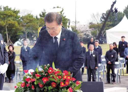 문재인 대통령이 3일 제주 4.3 평화공원에서 열린 ‘제72주년 제주 4.3 희생자 추념식’에서 위령제단에 헌화하고 있다. [연합]