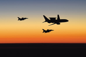 공중조기경보통제기 피스아이와 F-16이 비행하고 있다. [공군 제공]