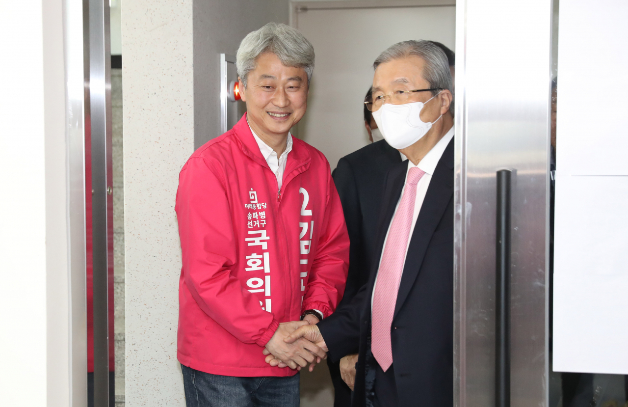 지난달 30일 서울 송파병 김근식 미래통합당 후보(왼쪽)가 김종인 통합당 총괄선대위원장과 만나 인사하고 있다. [연합]