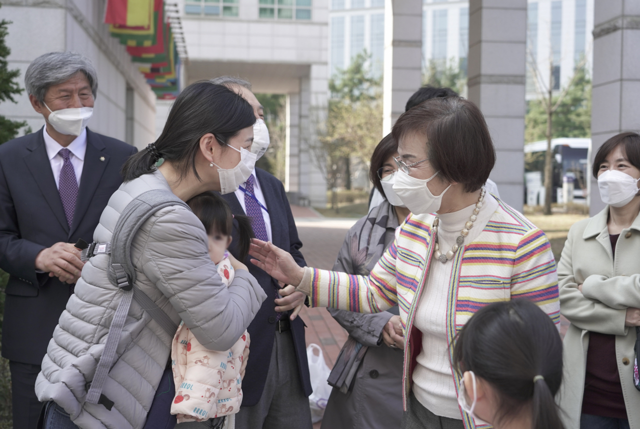 이미경 코이카 이사장이 3일 연수센터에서 16일간 격리 생활을 마친 이란 교민들을 축하하고 있다. [코이카 제공]