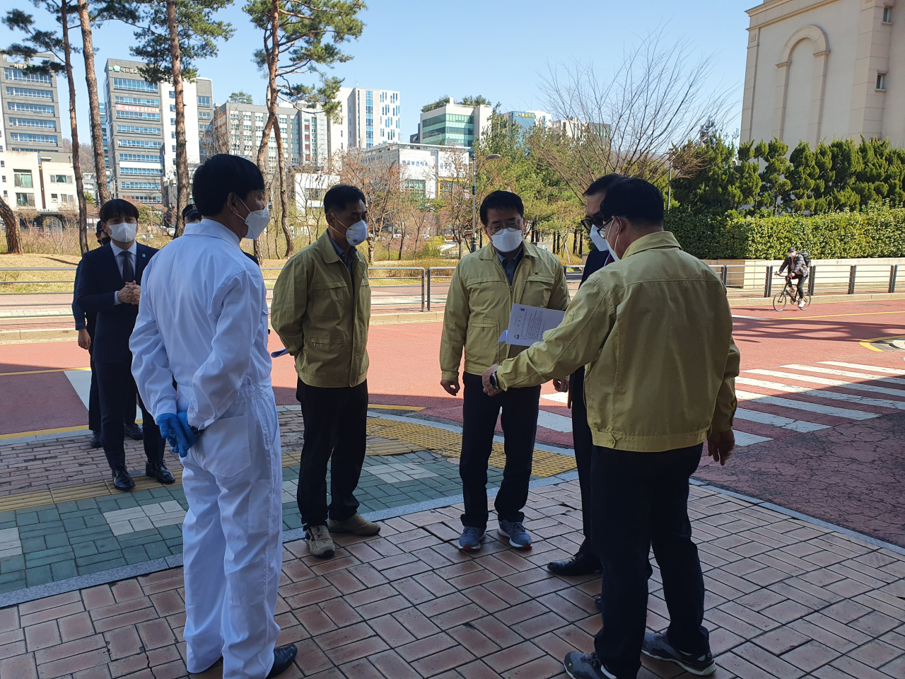 집합예배현장 점검에 나서는 성남시 공무원. [성남시 제공]