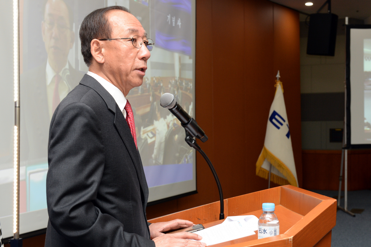 김명준 ETRI 원장이 3일 인터넷 생중계로 열린 44주년 창립기념식에서 기념사를 하고 있다.[ETRI 제공]