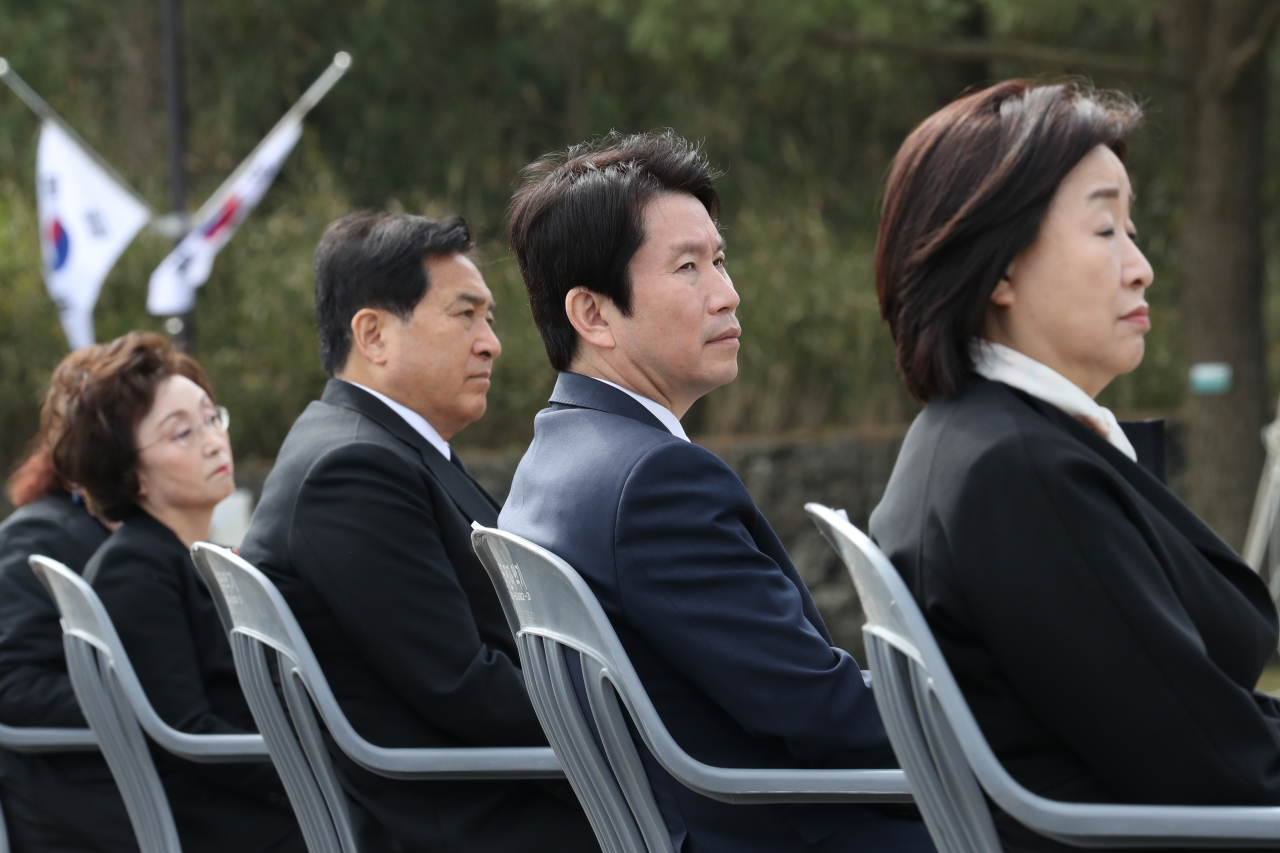 3일 제주 4·3 평화공원에서 열린 '제72주년 제주 4·3 희생자 추념식'에 심상정 정의당 대표(오른쪽부터), 이인영 더불어민주당 원내대표, 심재철 미래통합당 원내대표, 장정숙 민생당 원내대표가 참석해 있다. [연합]