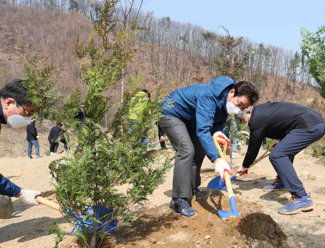 백군기 용인시장은 이동읍 묵리 일대에서 나무심기 행사에 참여했다. [용인시 제공]