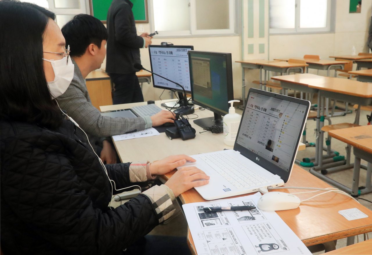 제주지역 원격수업 시범 학교로 선정된 제주중앙여자고등학교에서 지난 1일 교사가 유튜브 채널을 이용해 실시간 모의 화상 수업을 진행하고 있다.[연합]