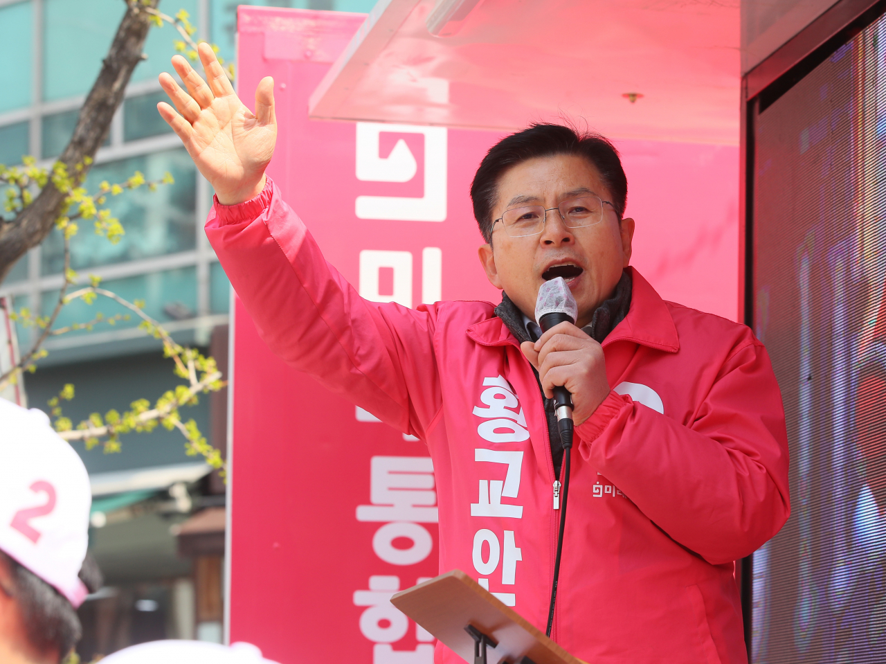 미래통합당 서울 종로 황교안 후보가 지난 3일 서울 종로구 창신2동 거리에서 유권자들에게 지지를 호소하고 있다. [연합]