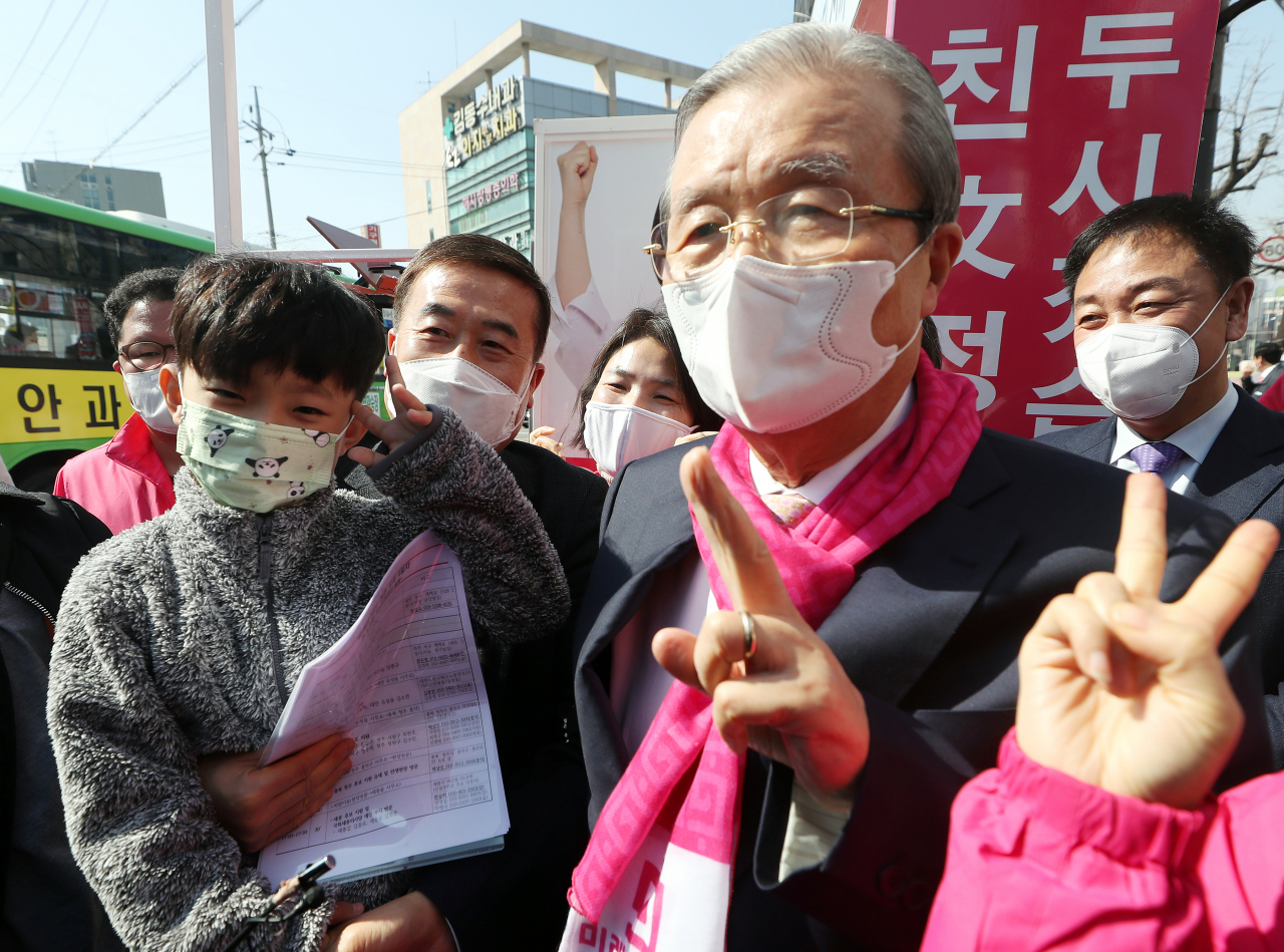 미래통합당 김종인 총괄선대위원장이 지난 3일 인천시 미추홀구 신기시장사거리에서 제21대 총선 선거운동을 하던 중 한 아이와 함께 기념촬영을 하고 있다. [연합]