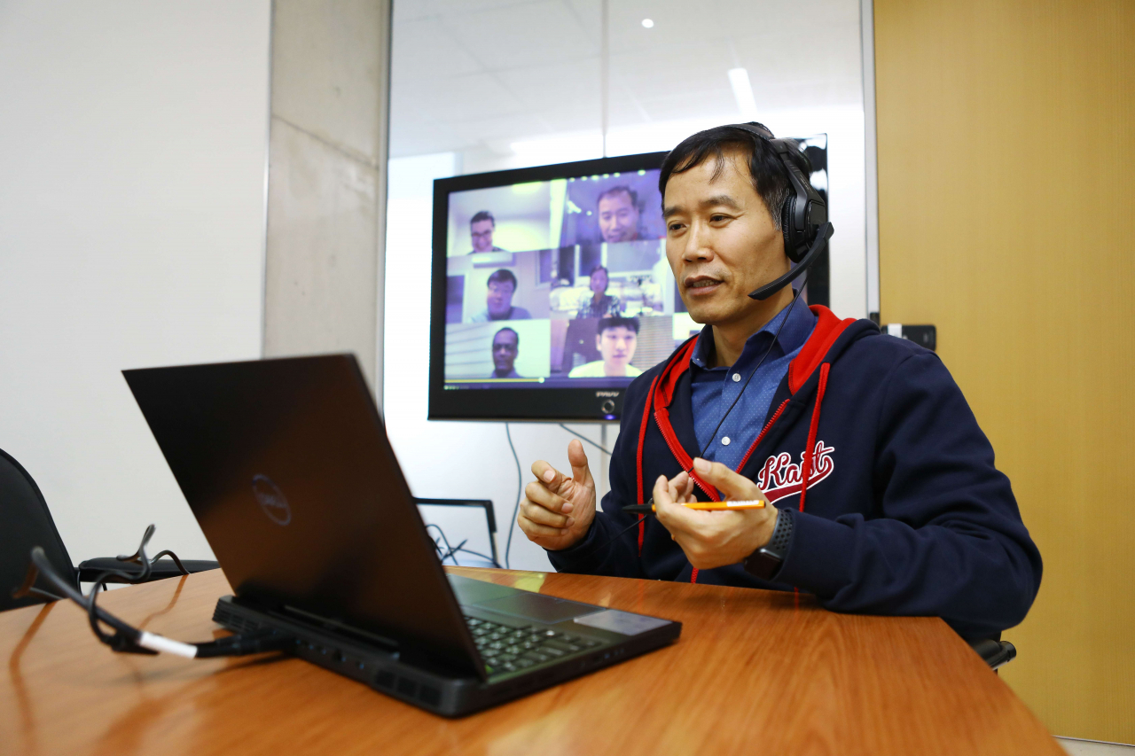 권영선 KAIST 교육원장이 쌍방향 화상프로그램을 이용해 원격수업을 진행하고 있다.[KAIST 제공]