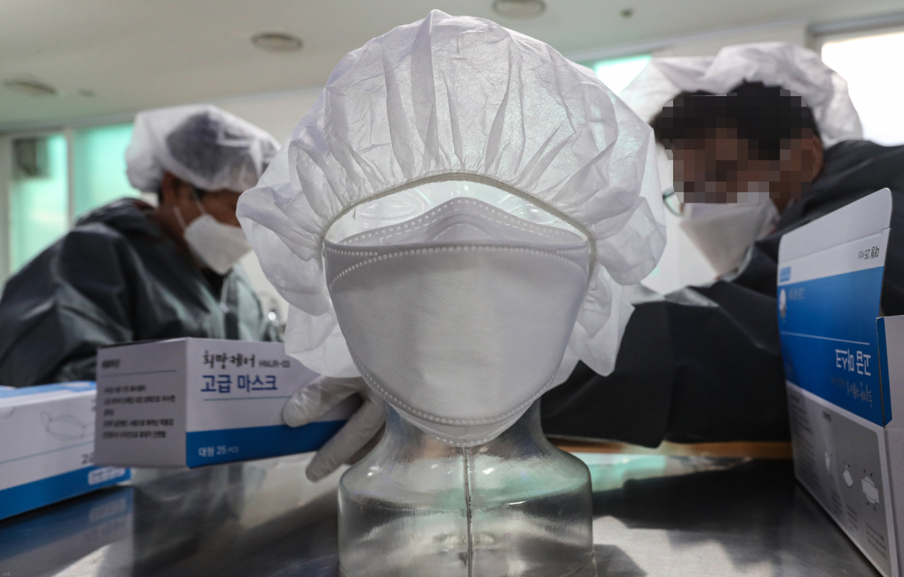3일 오후 대전시 유성구 봉명동 장애인직업재활시설인 희망자리에서 직원들이 코로나19 예방용 마스크를 포장하고 있다. [연합뉴스]