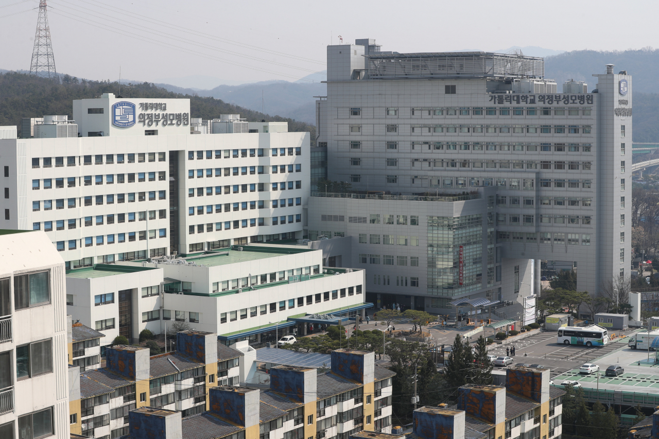 지난 2일 신종 코로나바이러스 감염증(코로나19) 집단 감염 발생으로 폐쇄된 경기도 의정부시 금오동 가톨릭대 의정부성모병원이 한산한 모습을 보이고 있다. 연합뉴스