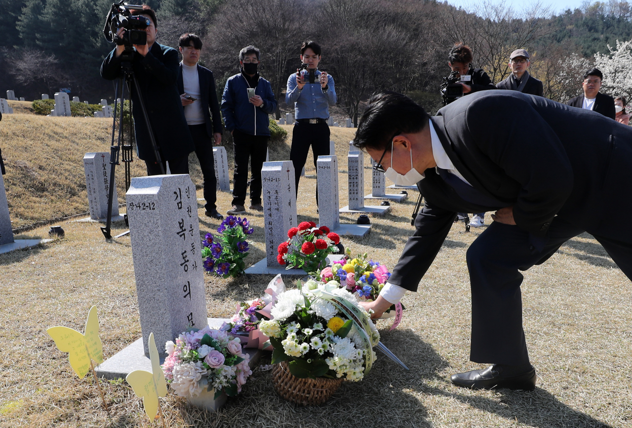 우희종 더불어시민당 상임공동선대위원장이 5일 오전 충남 천안시 서북구 성거읍 국립 망향의 동산을 찾아 인권운동가 고(故) 김복동 할머니 묘소에 헌화하고 있다. [연합]