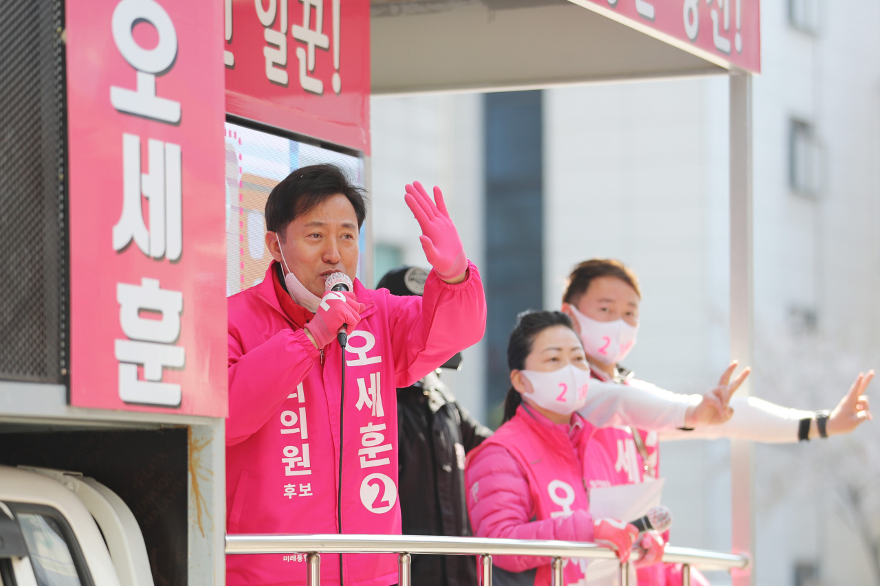 United Future Party’s Oh Se-hoon, running in Seoul’s Gwangjin-gu, appeal to voters on Sunday. Yonhap