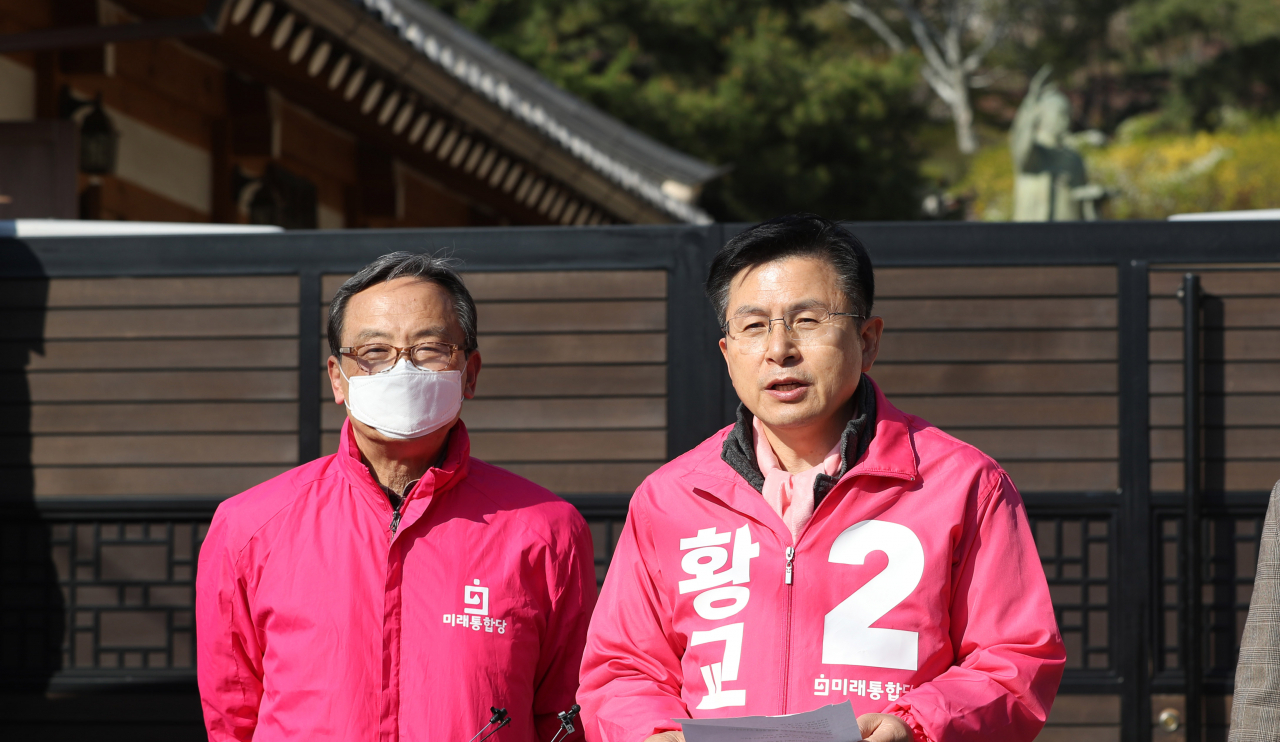 서울 종로에 출마한 미래통합당 황교안 대표와 신세돈 공동선대위원장이 5일 오후 서울 종로구 이화장 앞에서 '우한코로나19' 긴급재난지원금 관련 대국민브리핑을 하고 있다. [연합]