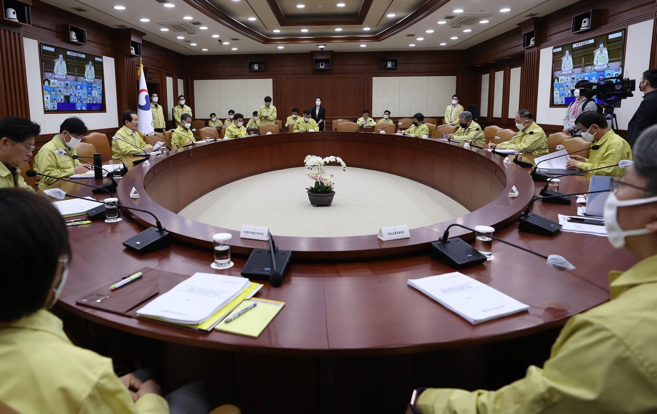 Government officials hold COVID-19 meeting on Sunday. (Yonhap)