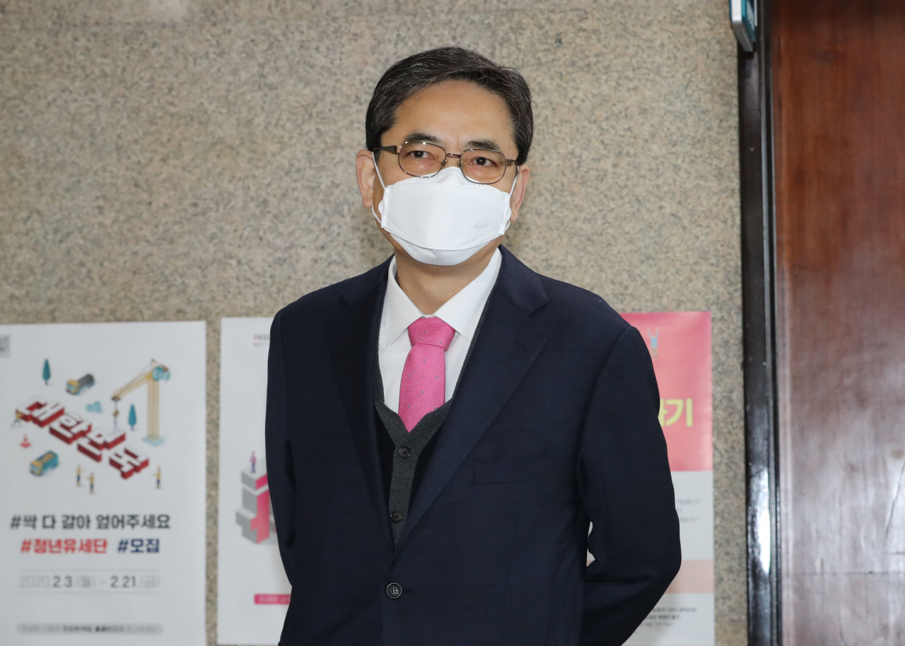 미래통합당 곽상도 의원이 서울 여의도 국회에서 열린 공천관리위원회 공천신청자 면접을 대기하고 있다. [연합]
