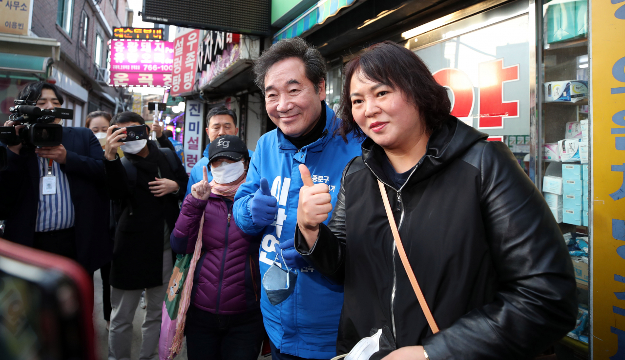 4·15 총선 서울 종로에 출마한 더불어민주당 이낙연 후보가 5일 오후 종로구 창신골목시장에서 시민들과 기념촬영을 하고 있다. [연합]