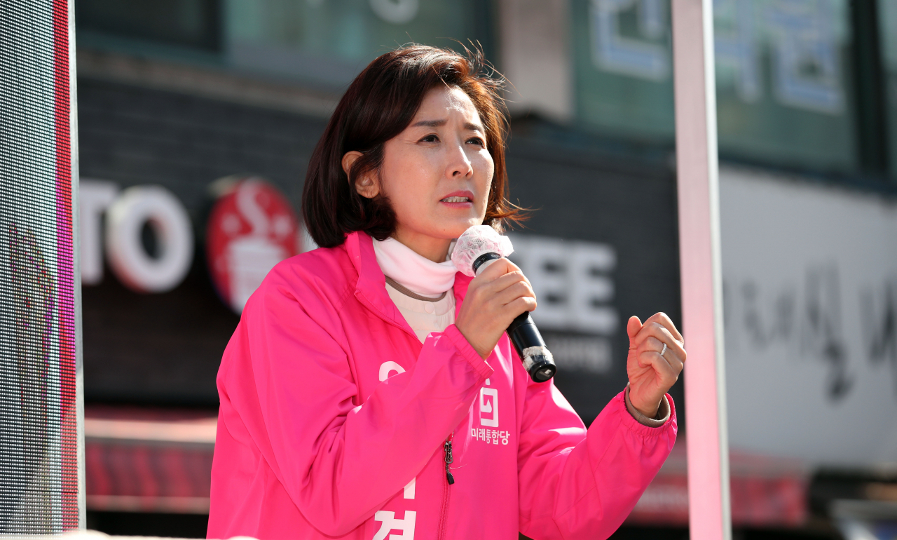 제21대 국회의원선거에서 서울 동작을에 출마한 나경원 미래통합당 후보가 5일 오후 동작구 사당동 지하철 남성역 인근 도로에서 유세 차량에 올라 지지를 호소하고 있다. [연합]