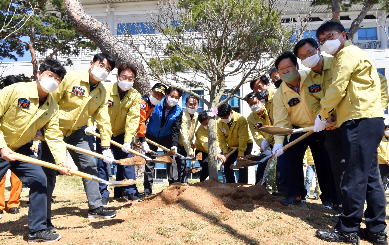 경북도는 5일 코로나19 극복 희망나무 심기 행사를 열었다.[경북도 제공]