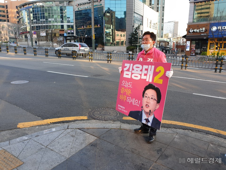 6일 아침 서울 구로구 문성골 출근인사에 나선 김용태 미래통합당 후보 [헤럴드경제=박재석 기자]