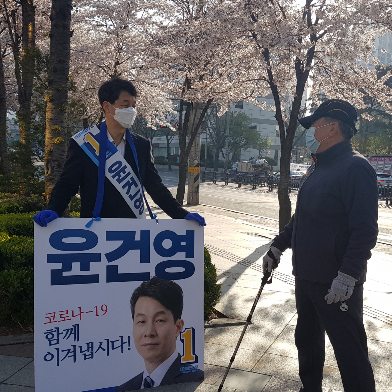 윤건영 더불어민주당 후보가 6일 구로 신도림 테크노마트 앞에서 출근 인사를 하고 있다. 박지영 수습기자/park.jiyeong@heraldcorp.com