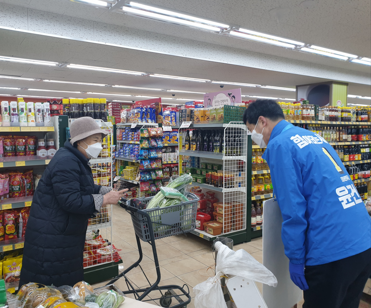윤건영 더불어민주당 후보가 5일 구로 구일역 인근의 마트에서 시민과 인사를 나누고 있다. 이현정 기자/rene@heraldcorp.com
