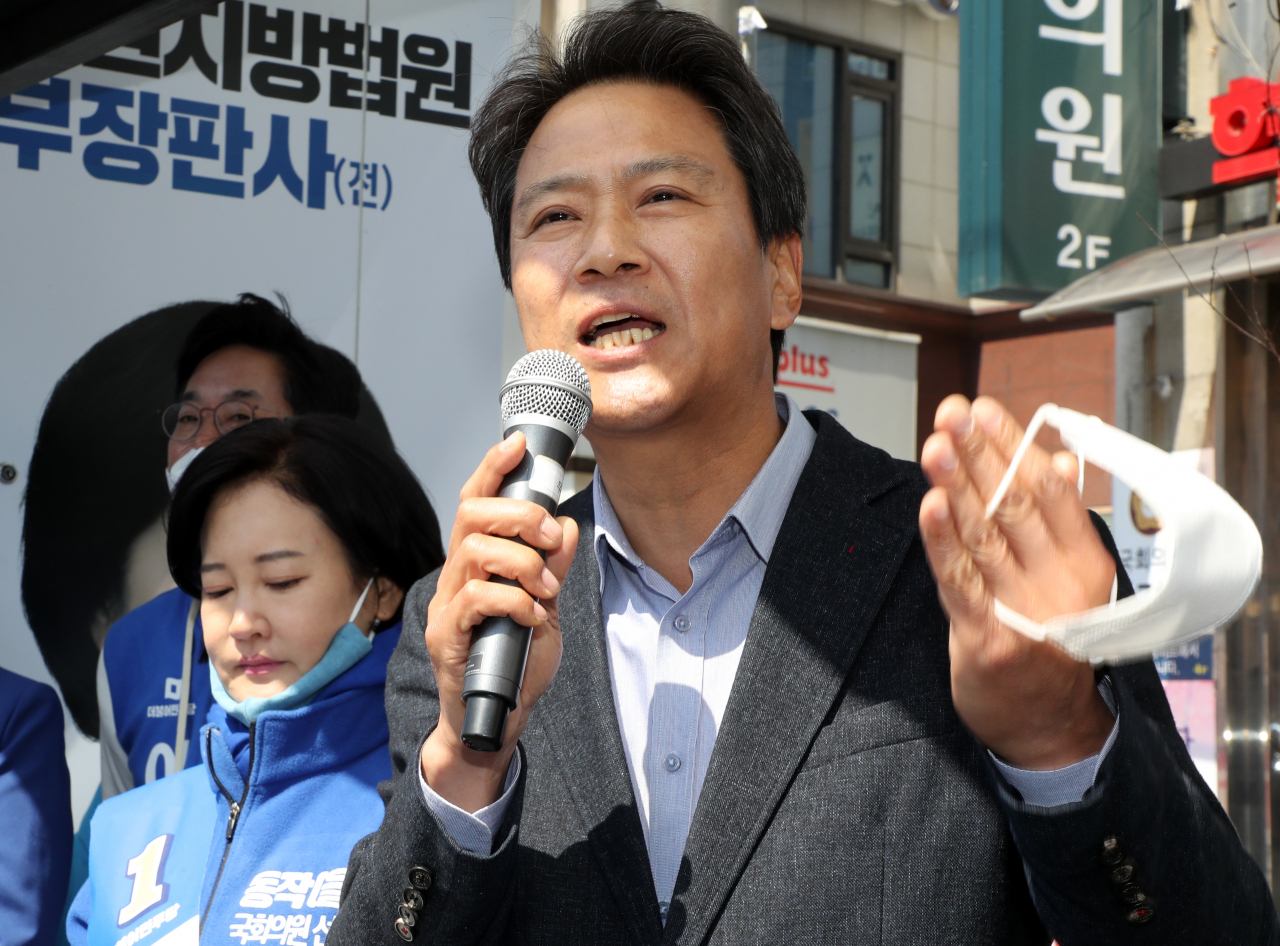 임종석 전 청와대 비서실장이 지난 5일 서울 동작구 지하철 남성역 주변에서 열린 더불어민주당 동작구을 이수진 후보의 선거유세에서 이 후보를 지원하고 있다. [연합]