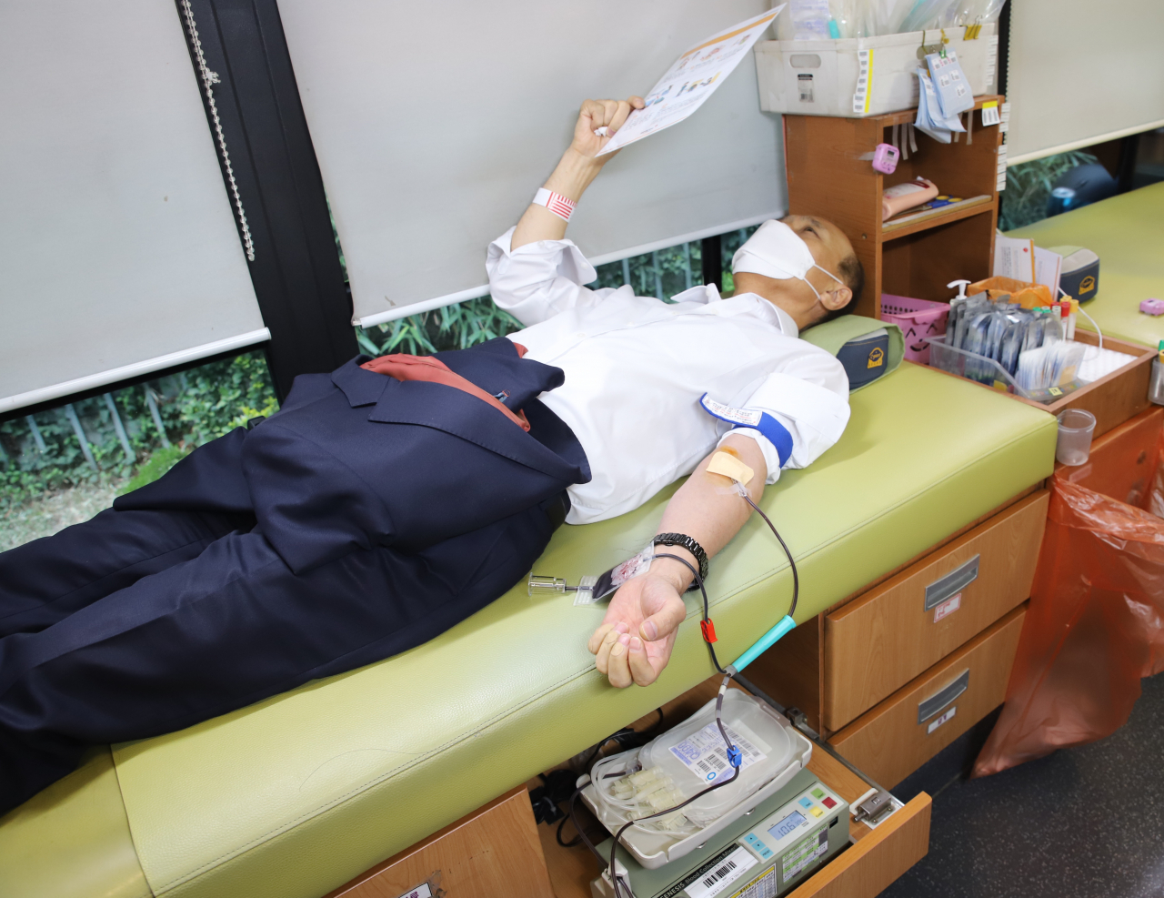 김대웅 웰컴저축은행 대표이사가 지난 3일 구로 본사를 찾은 헌혈버스에서 ‘생명나눔 헌혈캠페인’에 참여하고 있다. 출처=웰컴저축은행.