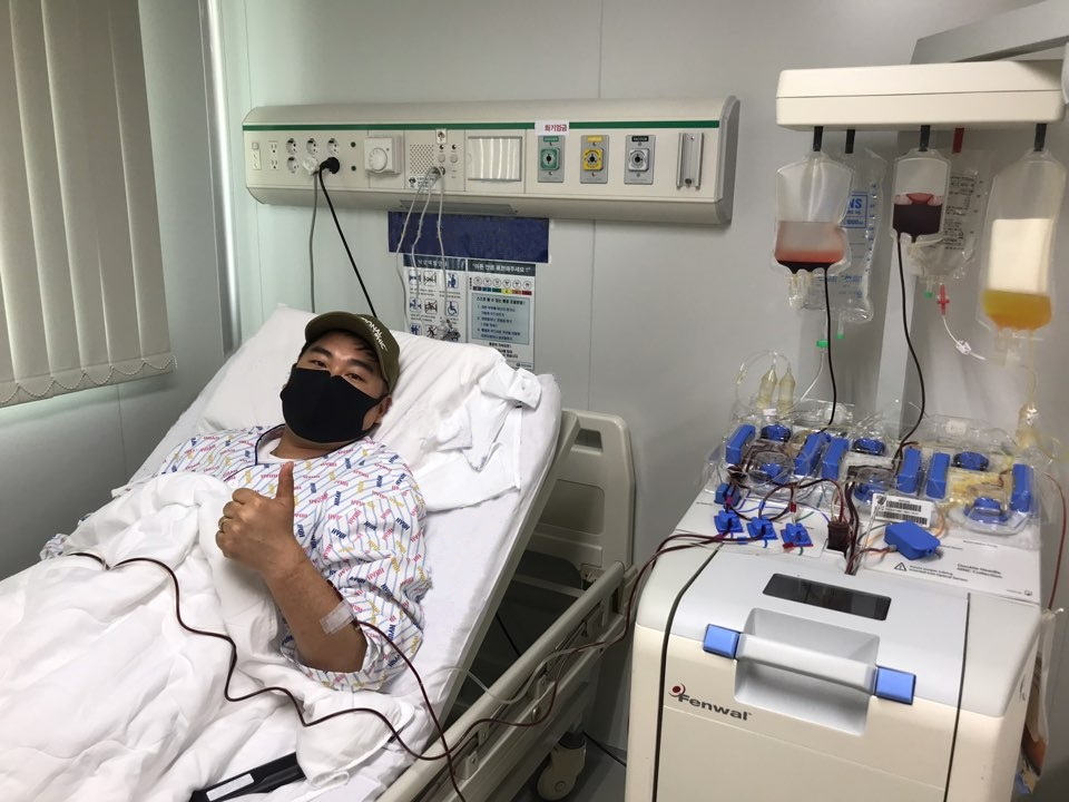 육군 번개대대 전차장으로 임무수행중인 제20기갑여단 이정주 중사가 급성백혈병 환자에게 조혈모세포를 기증하기 위해 병원에서 조혈모세포를 채취하고 있다. [사진=육군]