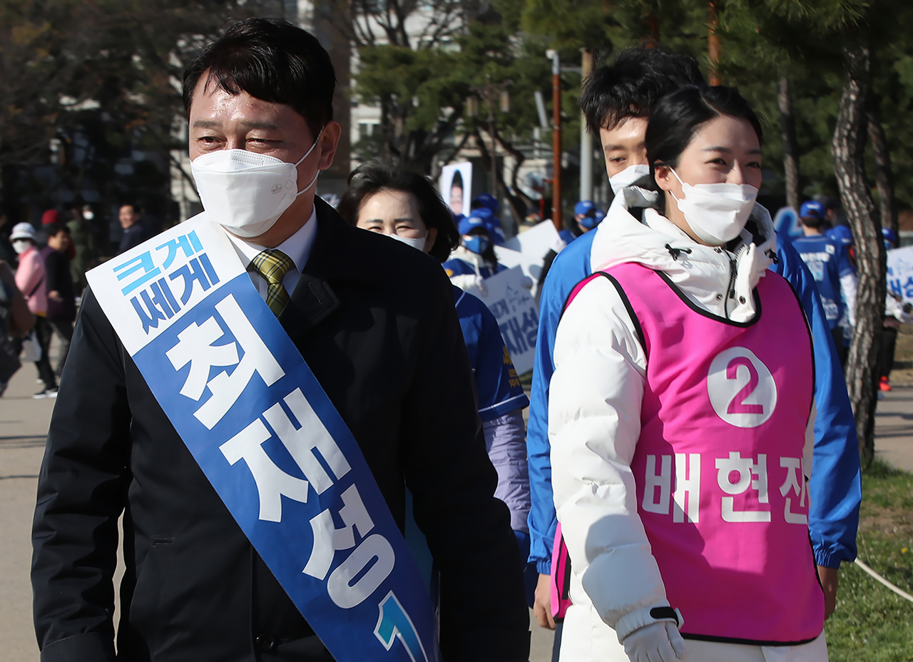 4·15 총선 서울 송파을에 출마한 최재성더불어민주당 후보와 배현진 미래통합당 후보가 5일 오후 서울 송파구 석촌고분에서 열린 유세 도중 우연히 만나 인사한 뒤 이동하고 있다. [연합]