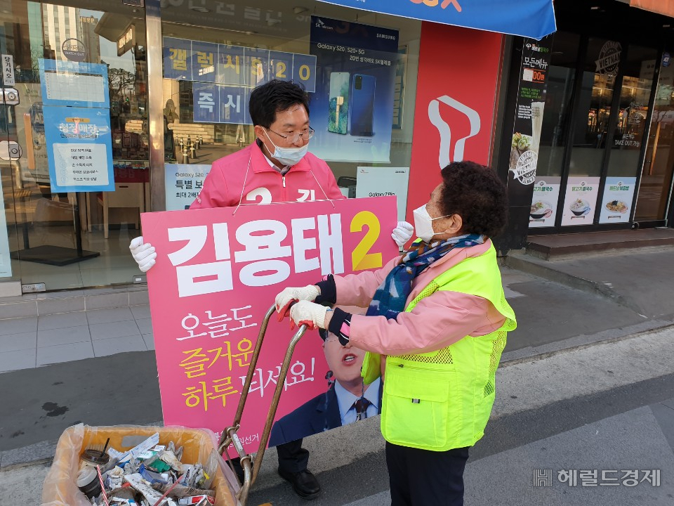 김용태 서울 구로을 미래통합당 후보가 6일 아침 구로동에서 출근인사를 진행하며 주민과 만나 이야기를 나누고 있다. [헤럴드경제=박재석 수습기자]