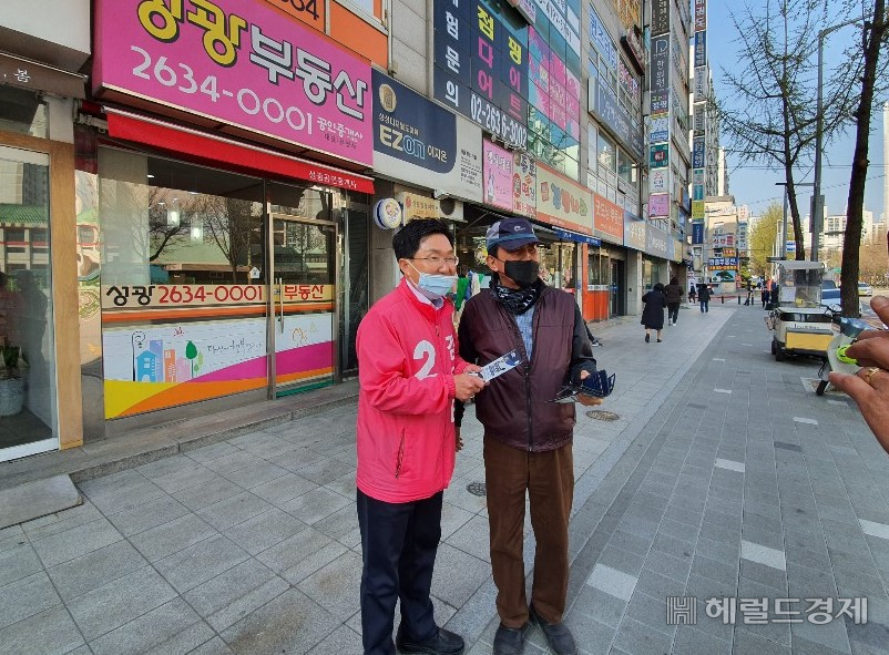 김용태 서울 구로을 미래통합당 후보가 지난 3일 신도림동에서 지지자와 사진촬영을 하고 있다. 이 지지자는 자택에 있다가 뛰어나와 김 후보에게 마스크를 선물했다. [헤럴드경제=정윤희 기자]