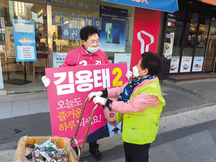 김용태 서울 구로을 미래통합당 후보가 6일 아침 구로동에서 출근인사를 진행하며 주민과 만나 이야기를 나누고 있다. 박재석 수습기자