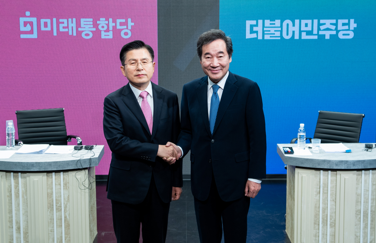 제21대 총선 종로에 출마한 이낙연 더불어민주당 후보와 황교안 미래통합당 후보가 6일 오전 서울 강서구 티브로드방송 강서제작센터에서 열린 종로구 선거방송토론위원회 주최 토론회에서 악수하고 있다. [연합]