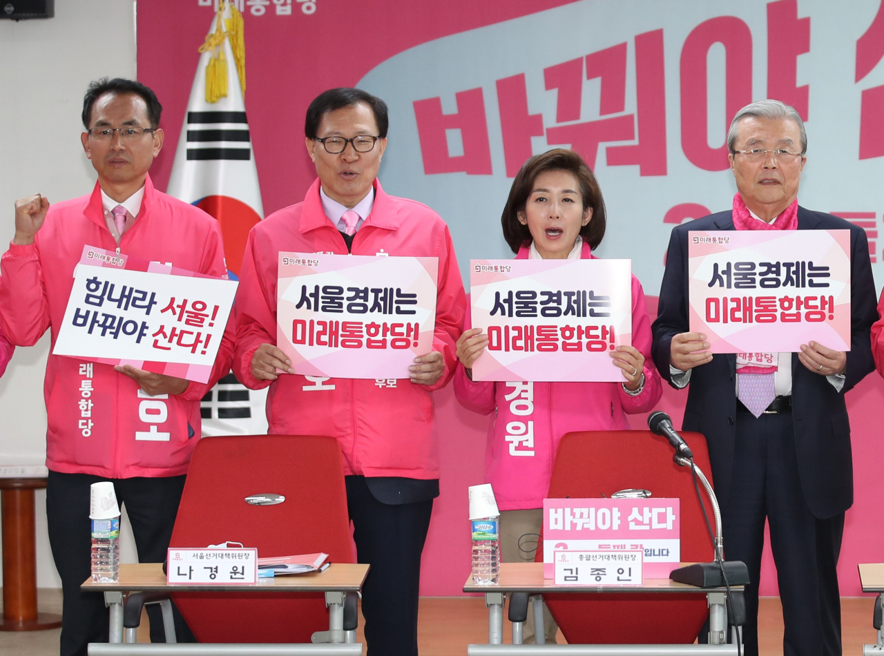 미래통합당이 6일 오전 서울 영등포구 미래통합당 당사에서 서울 현장 선거대책위원회 회의를 열었다.왼쪽부터 관악갑 김대호 후보, 영등포갑 문병호 후보, 나경원 서울선거대책위원장, 김종인 총괄선거대책위원장(가운데) 위원장. [연합]