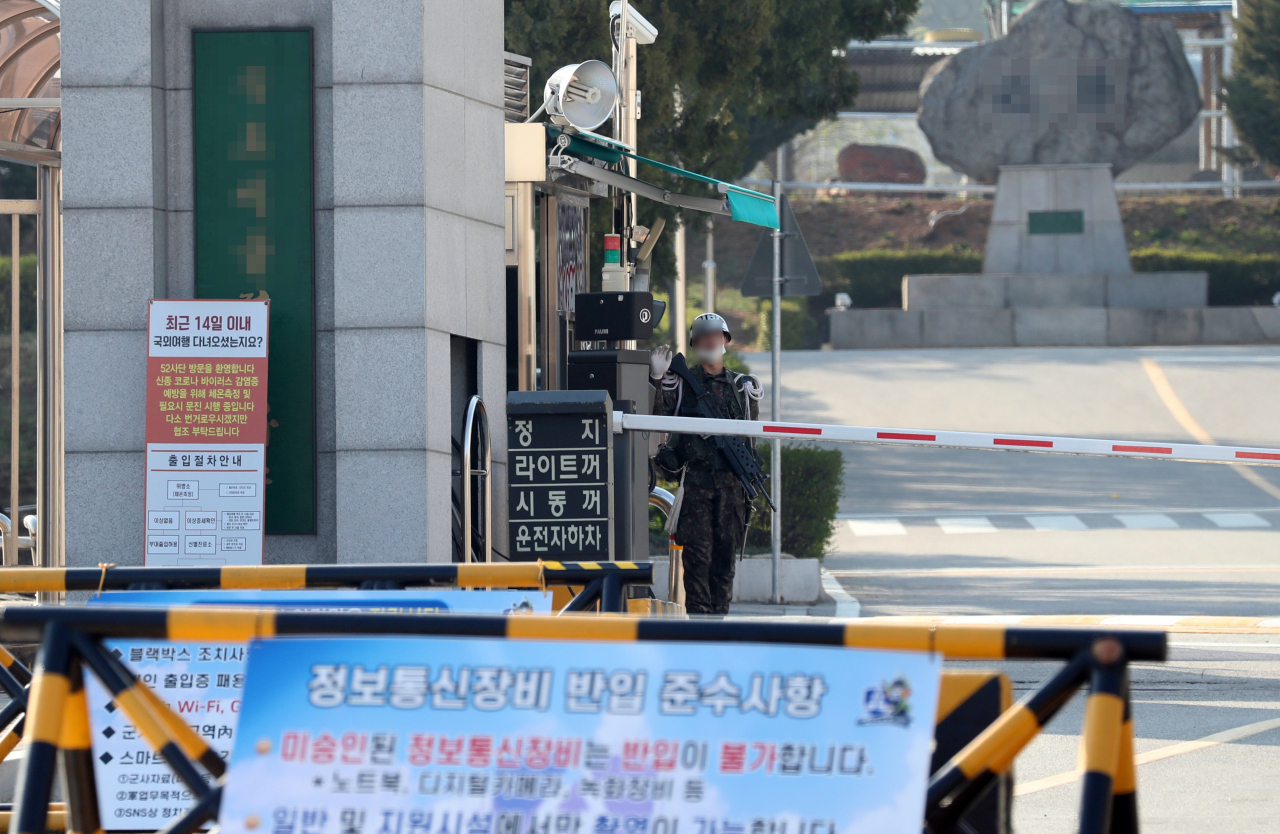 성(性) 착취물이 제작·유포된 텔레그램 '박사방'을 수사 중인 경찰이 조주빈(24)의 공범으로 파악된 20대 육군 현역 병사에 대한 강제 수사에 나섰다. 사진은 3일 오후 압수수색이 진행 중인 것으로 알려진 경기도 소재 한 군부대. 연합뉴스