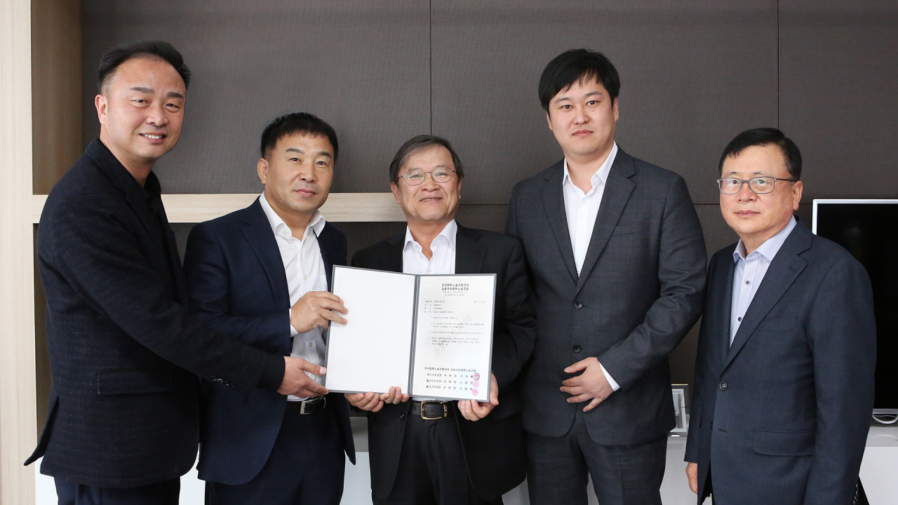 금호석유화학의 2020년 임금협상에 참여한 관계자들이 기념 촬영을 하고 있다. 좌측부터 노태영 울산수지공장 노조위원장, 이치훈 여수고무공장 노조위원장, 문동준 금호석유화학 사장, 이용재 울산고무공장 노조위원장, 김선규 금호석유화학 부사장. [금호석유화학 제공]