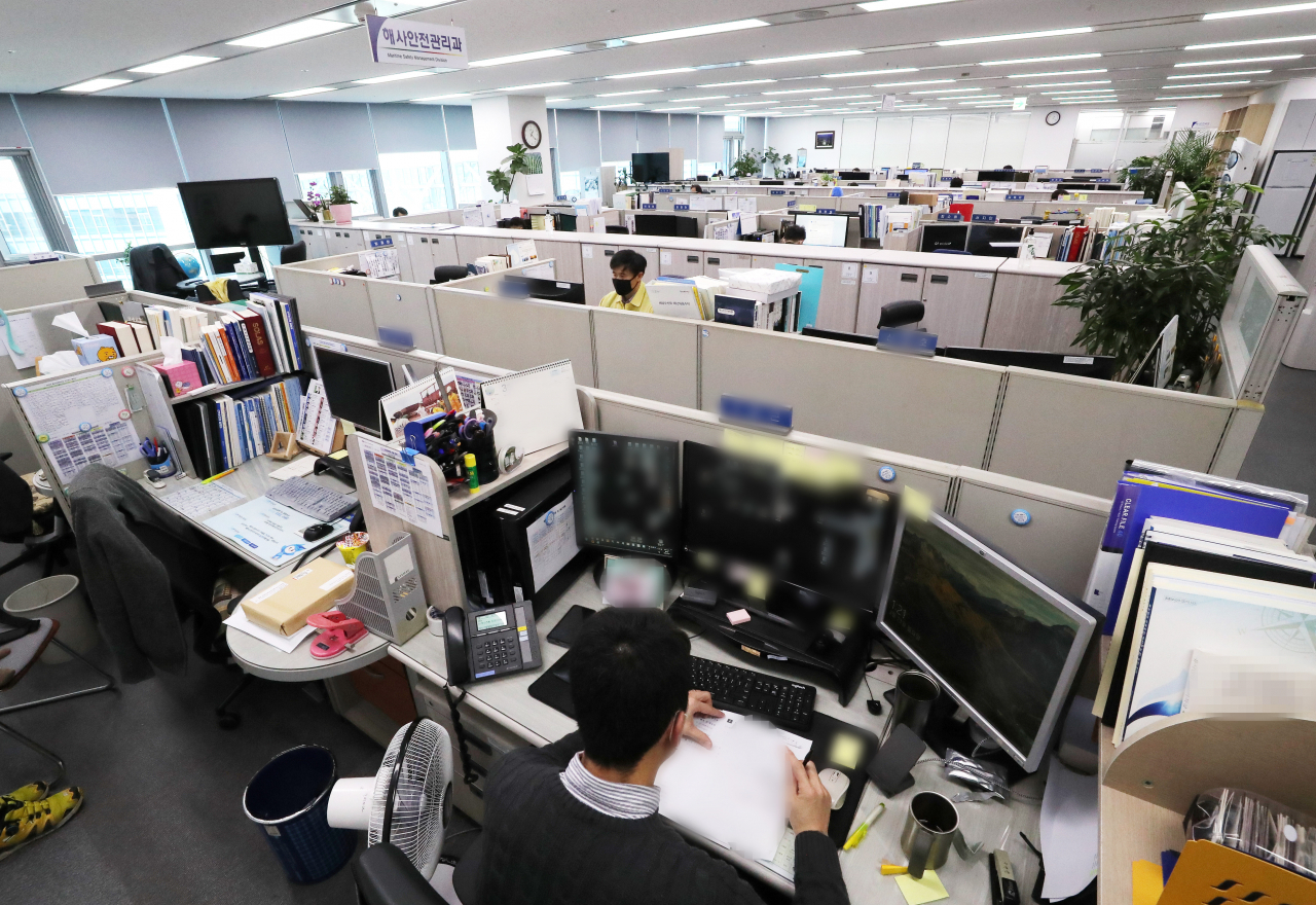 지난달 23일 오후 세종시 정부세종청사 해양수산부 직원들이 거리를 두고 앉아 근무하고 있다. [연합]