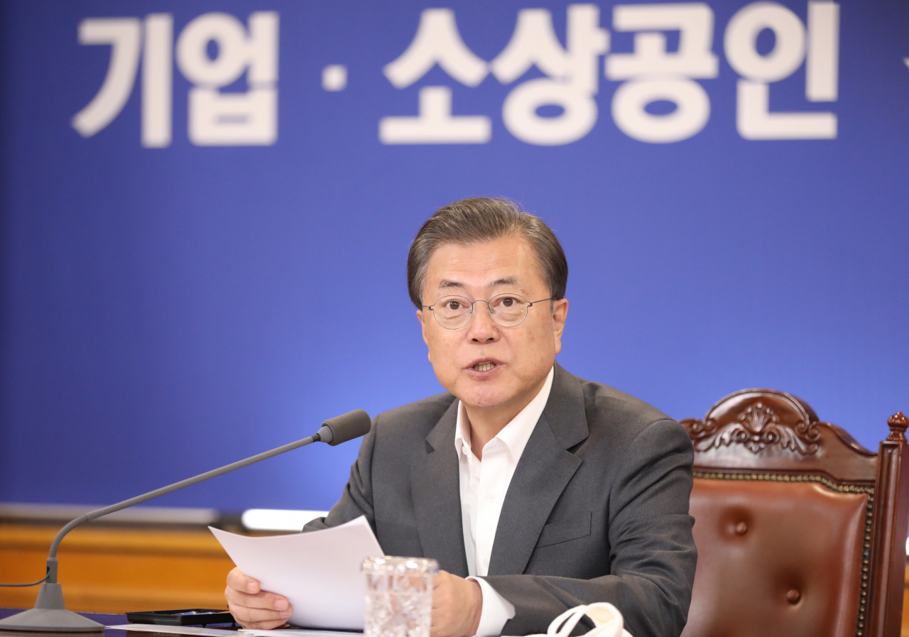 문재인 대통령이 6일 서울 중구 은행회관에서 열린 코로나19 대응 기업·소상공인 긴급 금융지원 현장간담회를 주재하고 있다. [연합]