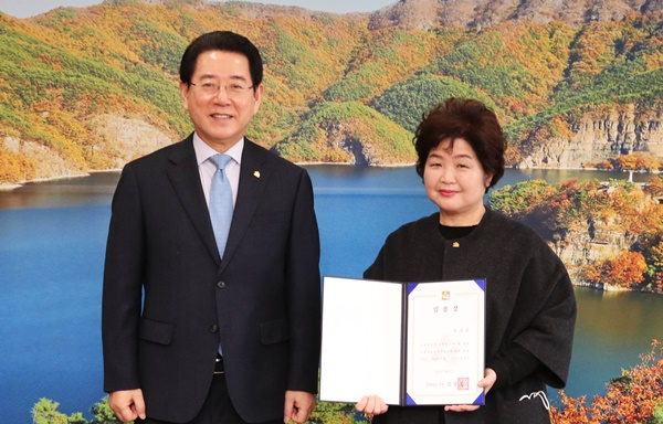 김영록 전남지사와 신임 도립미술관장에 임명된 이지호 관장. [전남도 제공]