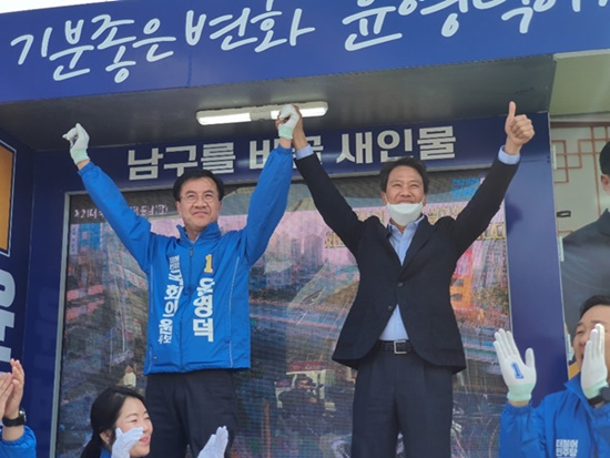 임종석 전 청와대 비서실장이 6일 광주에서 윤영덕 후보 지원유세를 벌이고 있다. [민주당 제공]