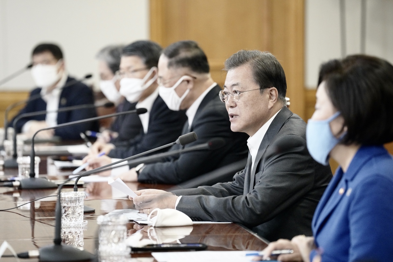 President Moon Jae-in speaks at the meeting with heads of financial institutions on Monday. Yonhap
