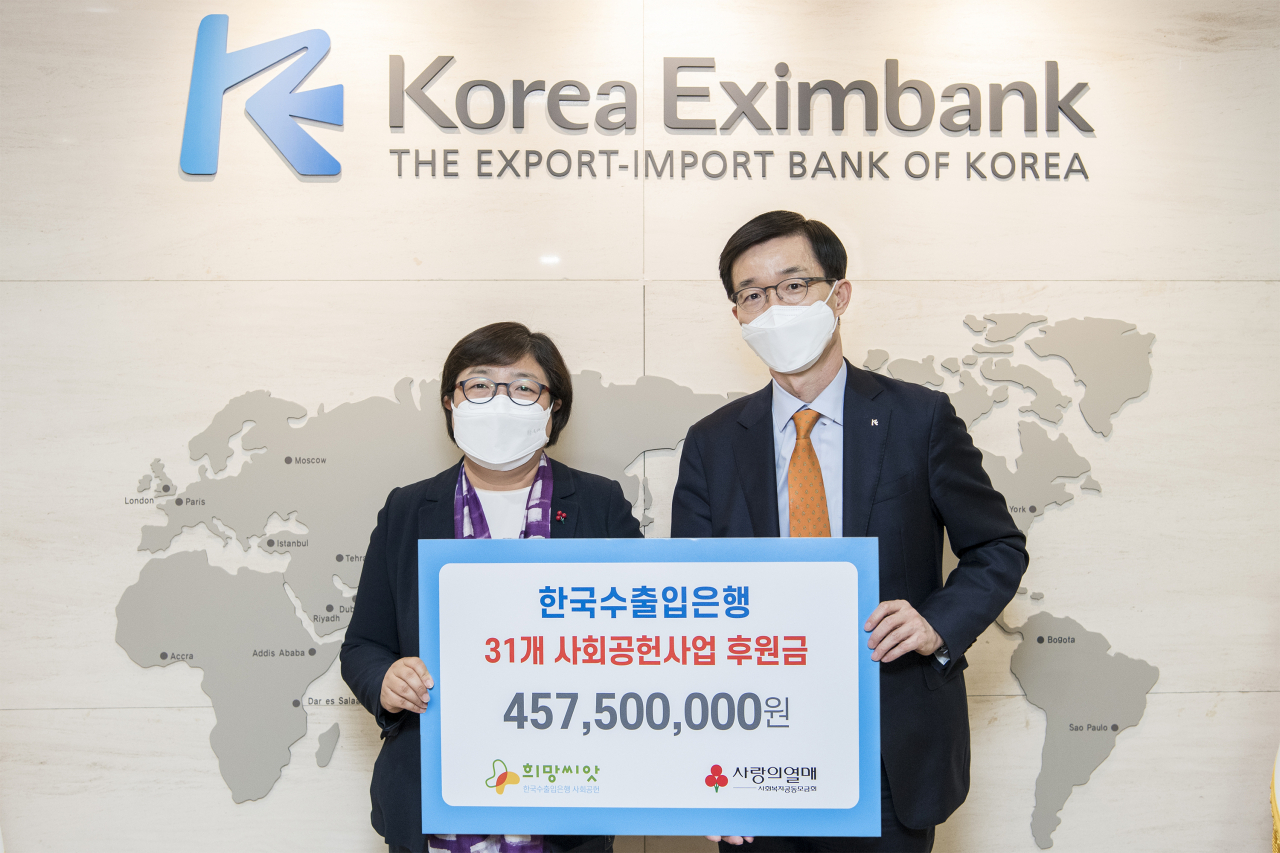 [사진설명=방문규 수은 행장(오른쪽)이 6일 사회복지공동모금회에 후원금을 전달하며 김연순 사회복지공동모금회 사무총장과 사진을 찍고 있다.]
