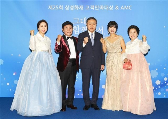 최영무 삼성화재 사장이 2019년 송도컨벤시아에서 열린 ‘2019 고객만족 대상 & AMC 시상식’에서 수상자들과 기념촬영을 하고 있다. 왼쪽부터 메이저 챔피언 손순자 RC, 대상 수상자 원면재 RC, 최영무 삼성화재 사장, 메이저 챔피언 신영단 RC, 챌린저 챔피언 황순자 RC.