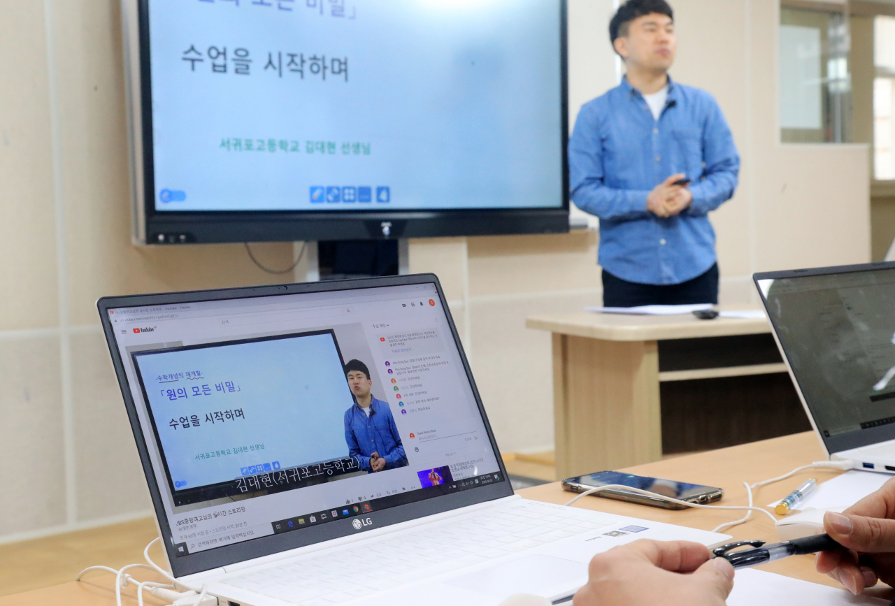 제주지역 원격수업 시범 학교로 선정된 제주중앙여자고등학교에서 지난 1일 한 교사가 교내 방송 시스템을 활용해 실시간 모의 화상 수업을 진행하고 있는 모습. [연합]