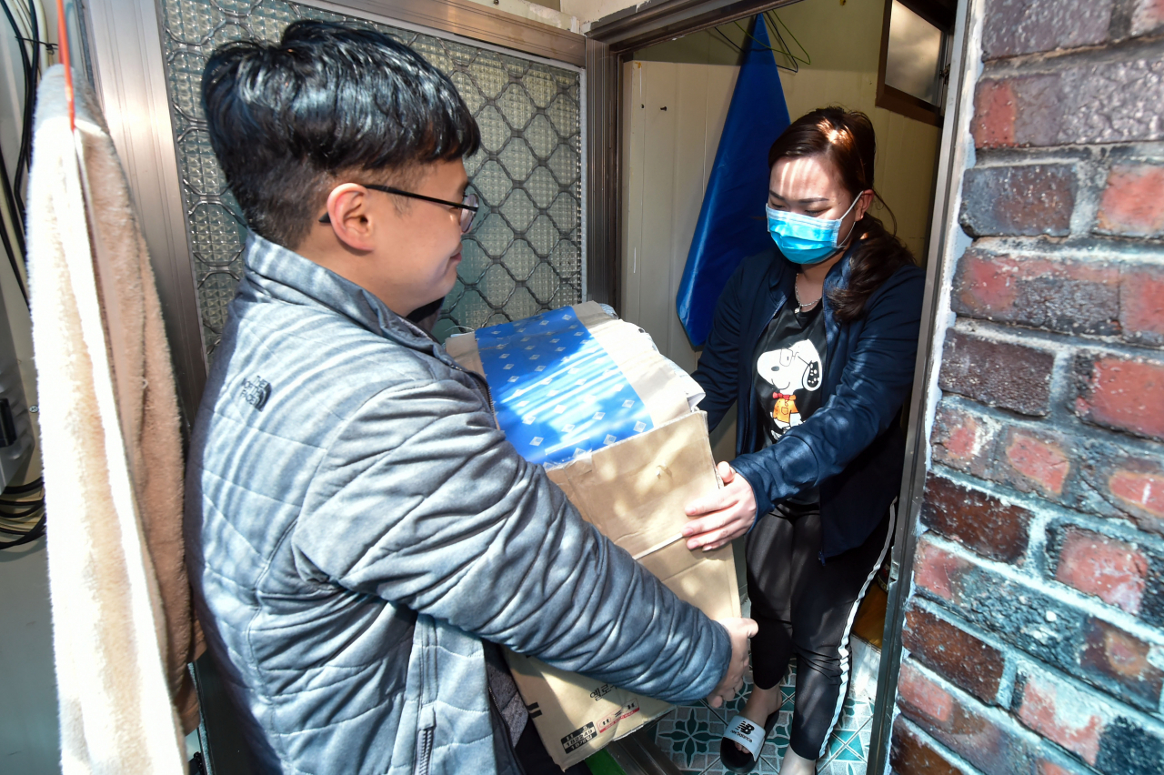 3일 조선대학교 국제협력팀 관계자가 신종 코로나바이러스 감염증(코로나19) 확산 방지를 위해 자가 격리 중인 외국인 유학생에게 식료품과 방역용품을 전하고 있다. 조선대는 베트남과 몽골 등에서 입국해 자가 격리 중인 외국인 유학생에게 코로나19 극복 패키지를 전달했다. [연합뉴스]