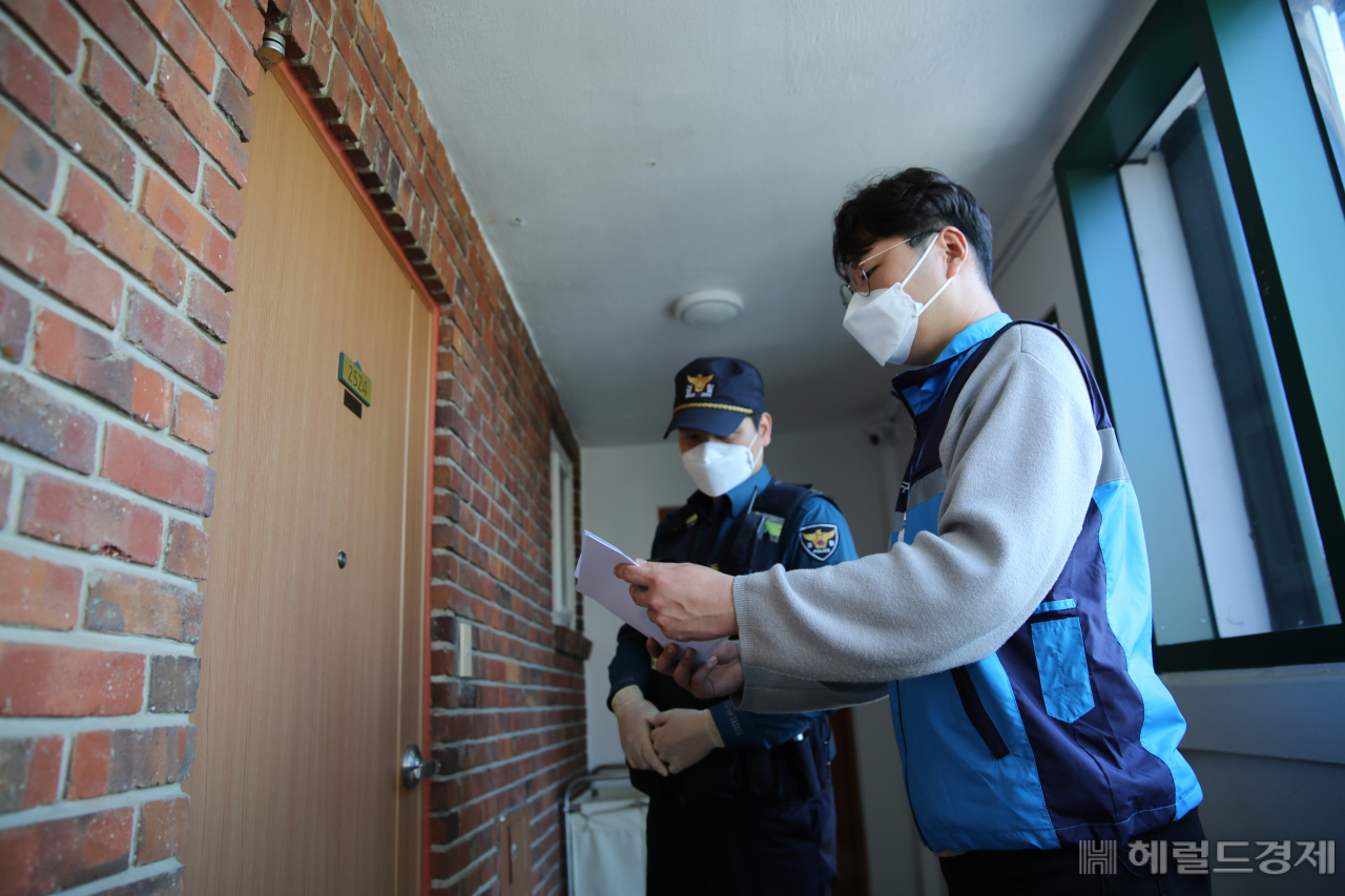 지난 6일 구청 직원과 경찰이 자가격리자 자택에 방문해 자가격리 여부를 확인하고 있다. [서울 관악구 제공]