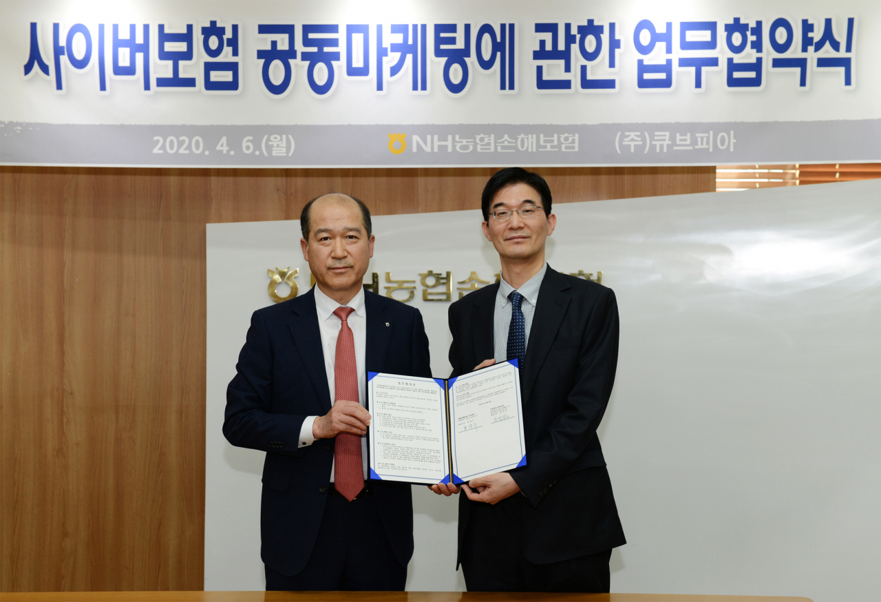 NH농협손해보험 최창수 대표이사(왼쪽)와 IT전문기업 큐브피아 권석철 대표이사(오른쪽)가 6일 서울 서대문구 본사에서 사이버보험 활성화를 위한 MOU를 체결하고 기념촬영을 하고 있다.