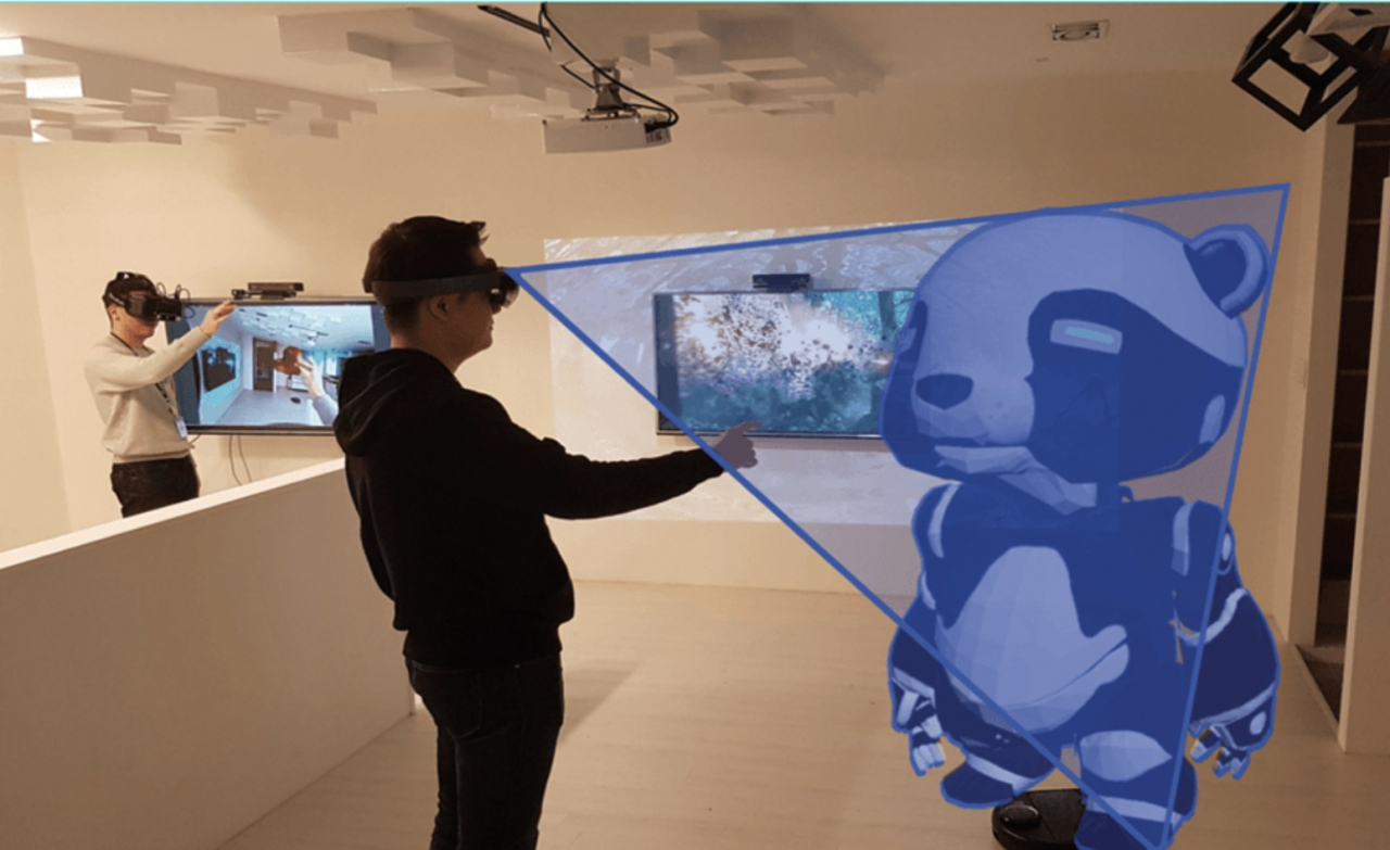 KAIST 증강현실연구센터 연구원들이 가상현실(VR) 체험을 시연하고 있다.[KAIST 제공]